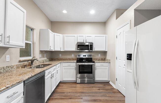 TAMPA TOWNHOME IN GATED COMMUNITY!