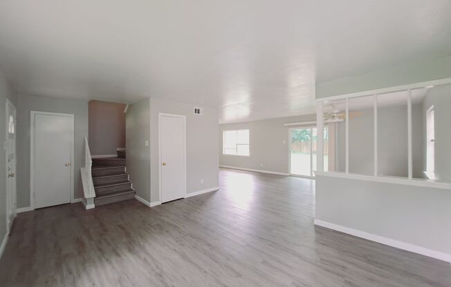 2-Story 4/2/2 with 2 Living areas and Computer Room in Lancaster!