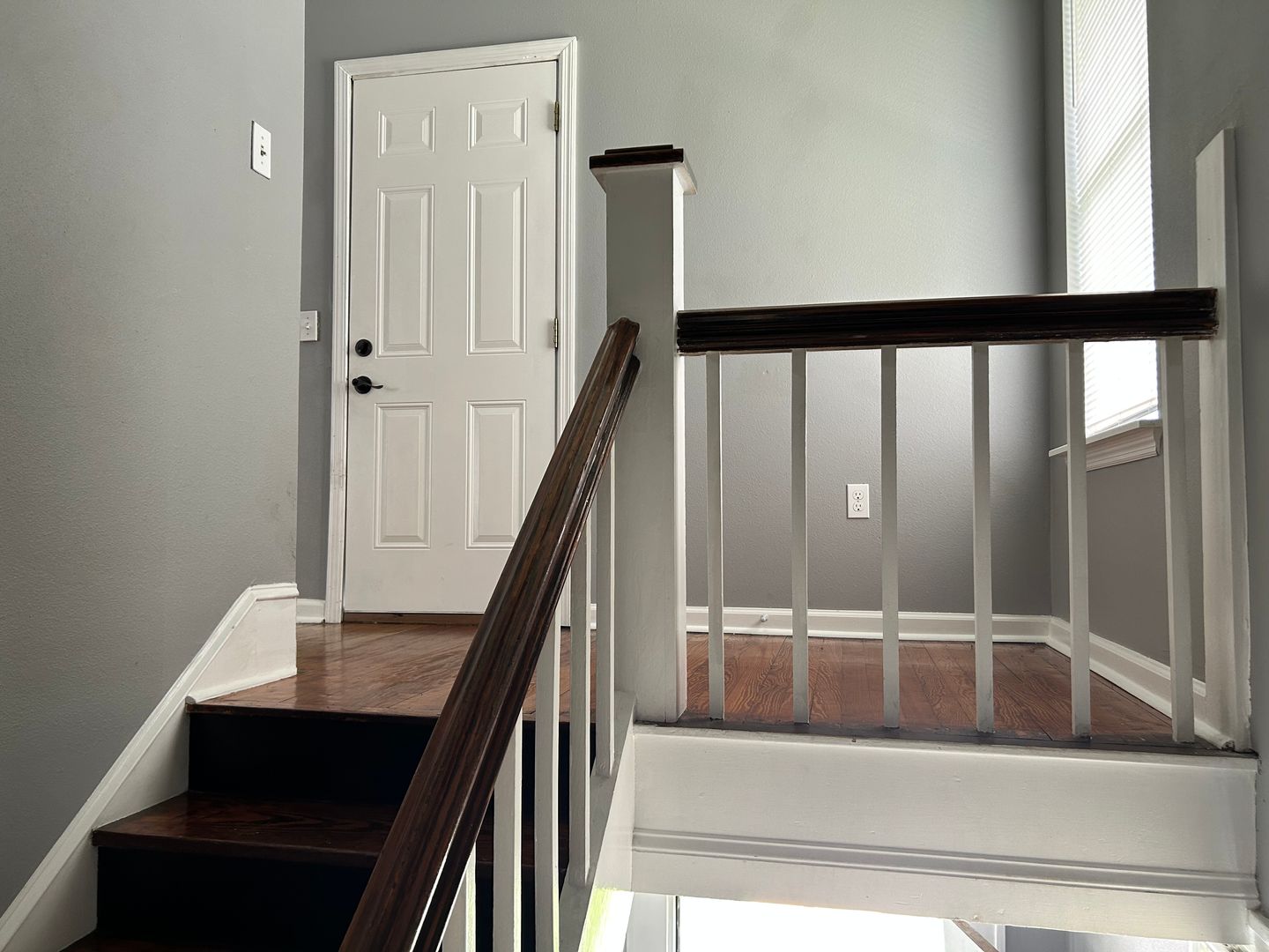 2/2 2nd Floor w/ Balcony Unit in Murray Hill!