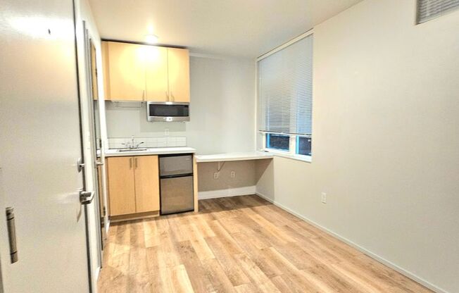 Studio, 1 bath, 122 sqft, $800