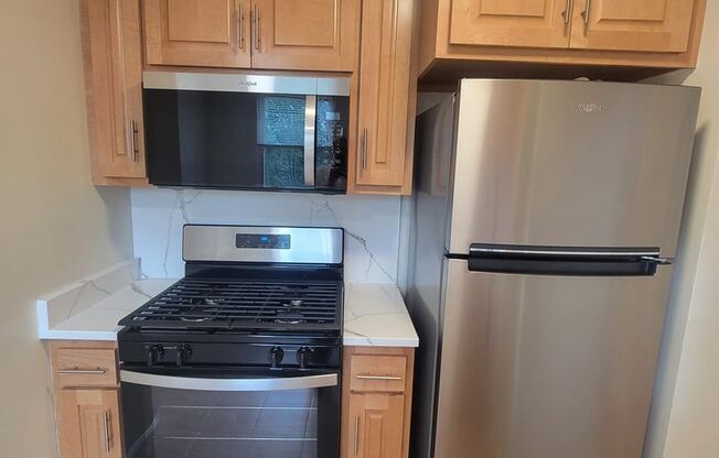 2 beds, 1 bath, 860 sqft, $2,100, Unit 3F