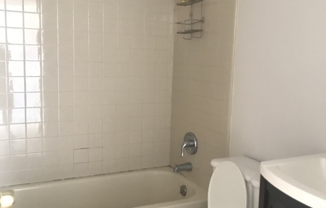 IMMEDIATE  MOVE IN!!!!!Cute 2 Bed / 2 Bath Unit in Pine Hills For Rent