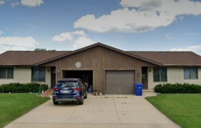 Welcome Home to this charming 2 bedroom, 1 bathroom apartment in Neenah, WI!