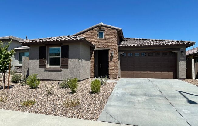 Beautiful Single Level Home Near Verrado!