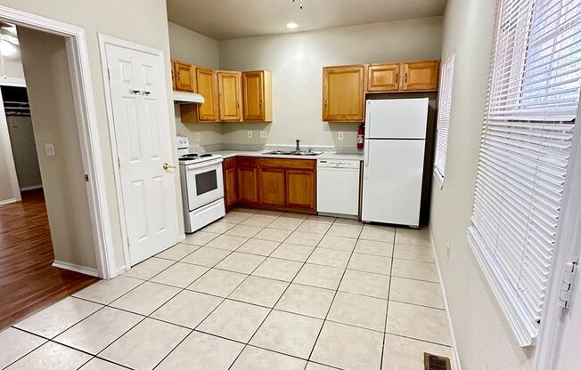 3 beds, 2 baths, 890 sqft, $1,900, Unit 105