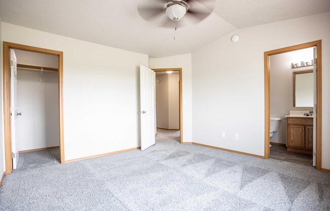 3 beds, 2.5 baths, 1,271 sqft, $1,570