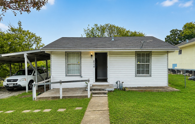South Dallas Home - Country Feel in the City!