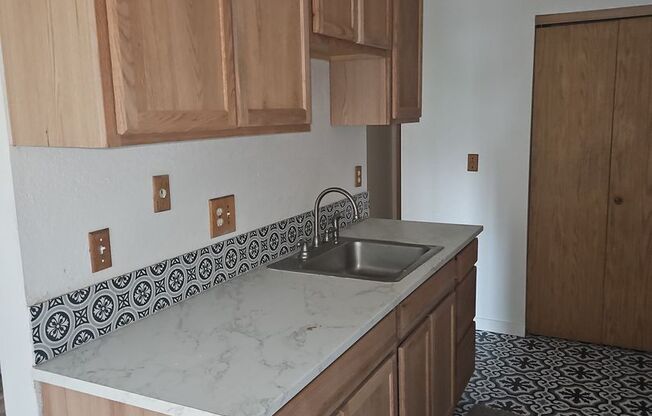 Renton Sunset Heights Condominiums - 2 bedroom 1 bathroom lower floor unit - Water,Sewer & Garbage included- Available Nov 1st!