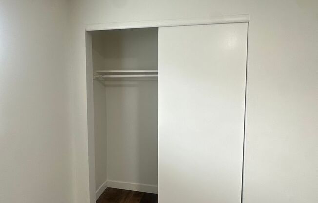 2 beds, 1 bath, 905 sqft, $1,300, Unit 5490-B