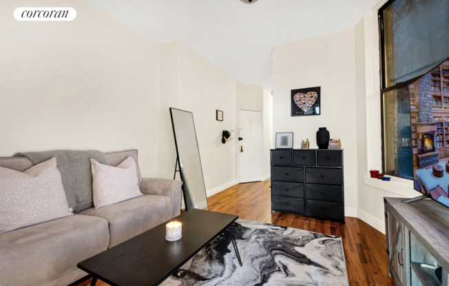230 E 25th St