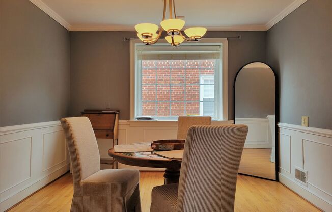 Remodeled 4 bedroom 2 full brick bath cape cod near Willow Lawn/Monument Avenue