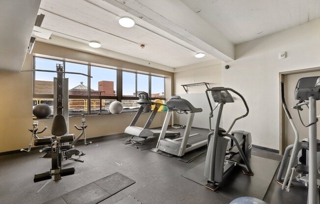 1 bed, 1 bath, 700 sqft, $3,400, Unit 525