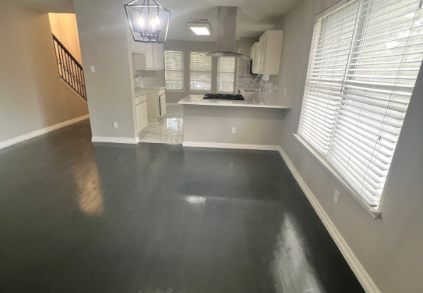2213 RIDGEWOOD DR
