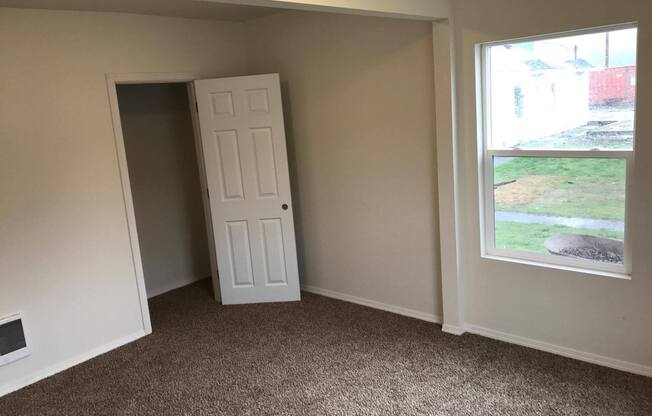 3 beds, 1 bath, 1,216 sqft, $1,845