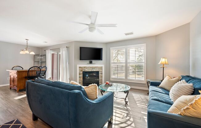 Beautifully Remodeld 2BR Condo Just 4 Blocks from the beach!