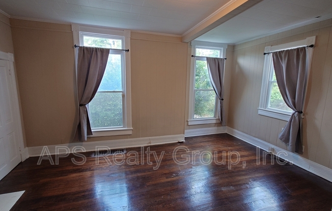 301 N SPG ST