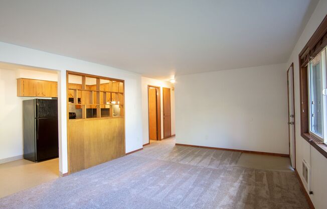 FALL SPECIALS: Mid-Century Modern 2 Bedroom & Great Location!