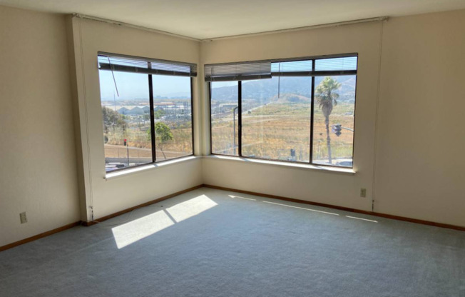Top Floor 1 Bedroom 1 Bathroom Apartment