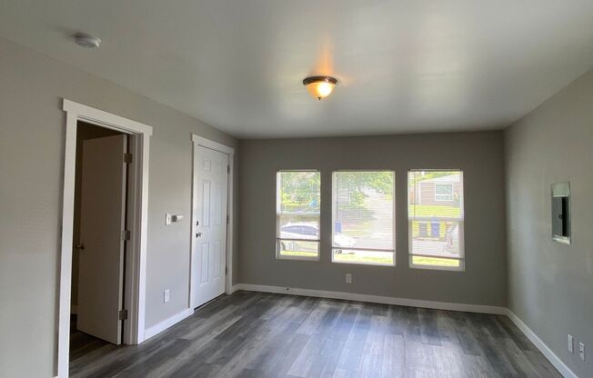 Beautifully renovated 1 bedroom apartment in a house in Tacoma!