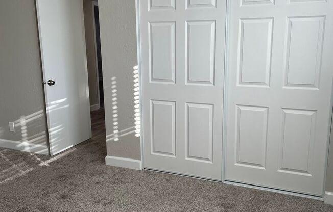 3 beds, 1 bath, 900 sqft, $1,590, Unit 57