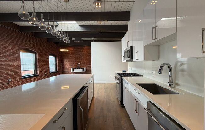 Prime Fort Point 1BR Condo – Steps from Seaport & South Boston w/ Garage Parking
