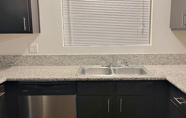 3 beds, 2 baths, $1,600, Unit Unit 2201