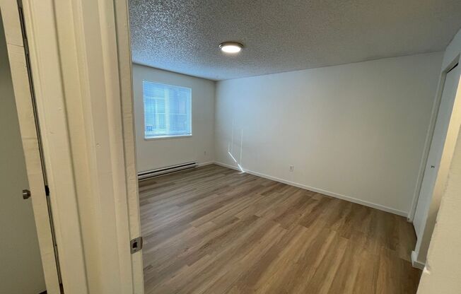 2 beds, 1 bath, 780 sqft, $1,100, Unit 11