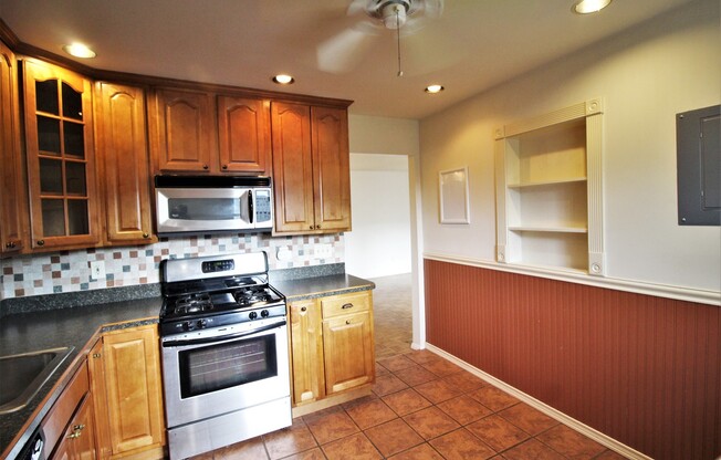 2 beds, 1.5 baths, $1,900, Unit Unit #3C