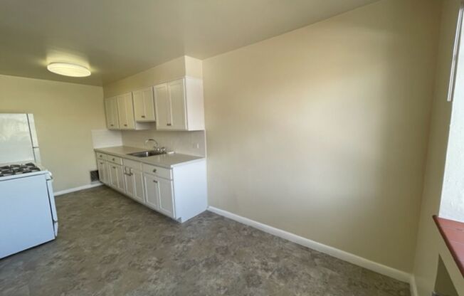 2 beds, 1 bath, 890 sqft, $1,600