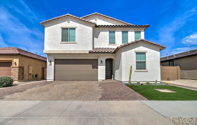 Gorgeous 5 Bedroom + 3 Bathroom + 2 Car Garage + Private Pool + Putting Green in Goodyear!