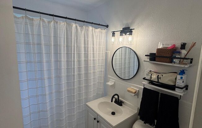 Charming - Premium Location 1 Bed/1 b unit