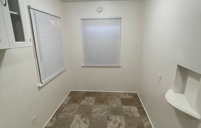 2 beds, 1 bath, 925 sqft, $1,100, Unit A