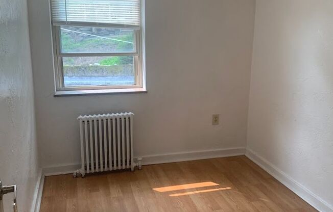 3 beds, 1 bath, 800 sqft, $2,275, Unit 406D