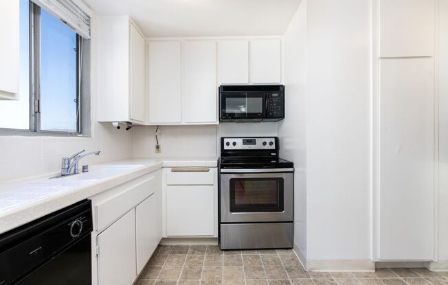 1 bed, 2 baths, $2,695