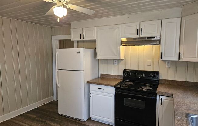 2 beds, 1 bath, $1,825, Unit Unit B