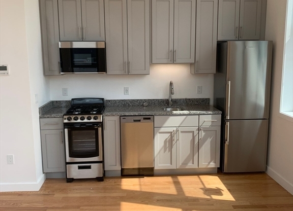 2 beds, 1 bath, $2,250, Unit 601