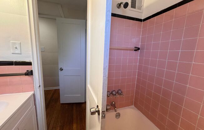 1 bed, 1 bath, $995, Unit 2605 Wilson Parkway
