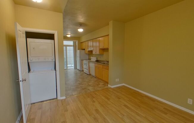 2 beds, 1 bath, $1,600, Unit 10