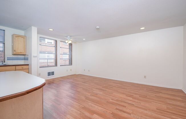 Studio, 1 bath, 400 sqft, $1,095, Unit B09