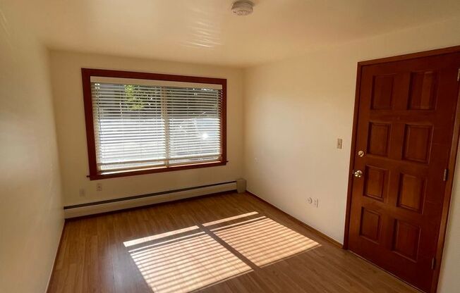 Studio, 1 bath, 350 sqft, $1,300, Unit 9