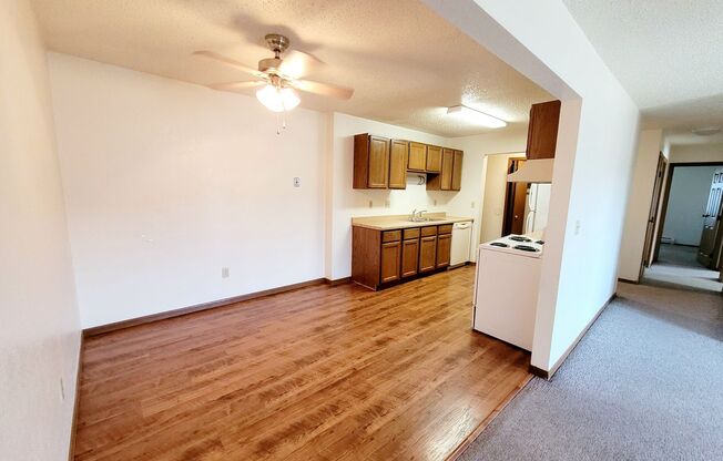 3 beds, 1 bath, 1,220 sqft, $1,299, Unit 816