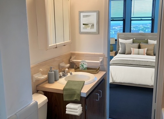 2 beds, 1 bath, 850 sqft, $3,700, Unit 605