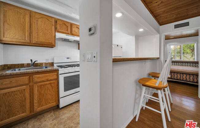 921 ROSCOMARE RD