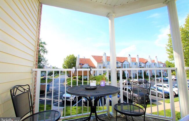 Crestwood 2 bed + Loft Large Condo Available Sep 1
