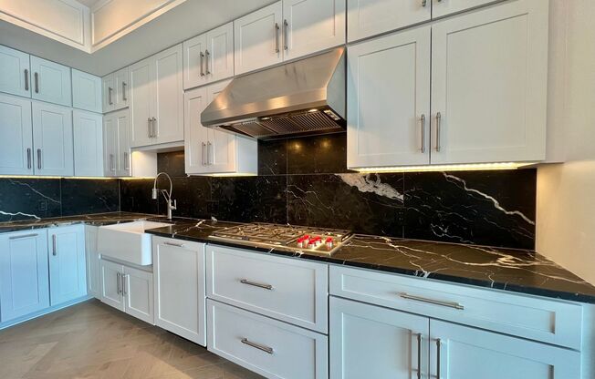1 Bedroom Luxury Condo w/ Exquisite Design and World-class Service