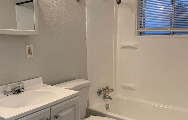 2 beds, 1 bath, 825 sqft, $875, Unit 6122-B