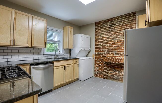 2 beds, 1 bath, $1,450, Unit 116 E Louther St