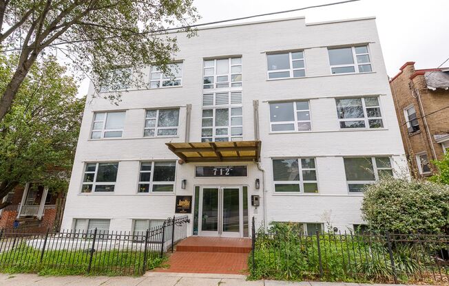 Fantastic Location Near Brightwood Park - 1 Bed/1 Bath Condo Rental