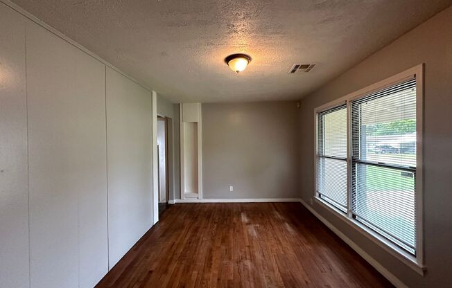 3 beds, 1 bath, $925