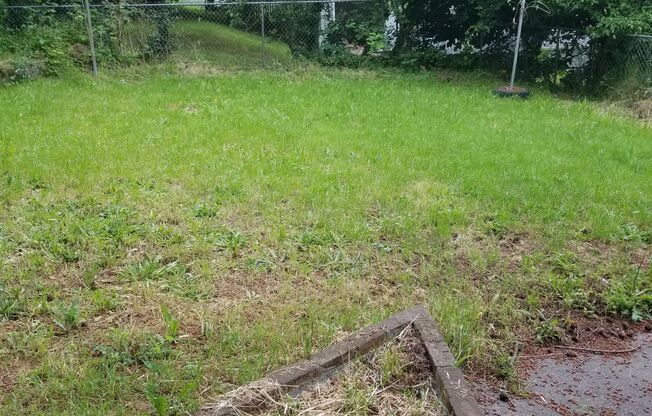 2 bedroom with fully fenced yard in bremerton, close to everything